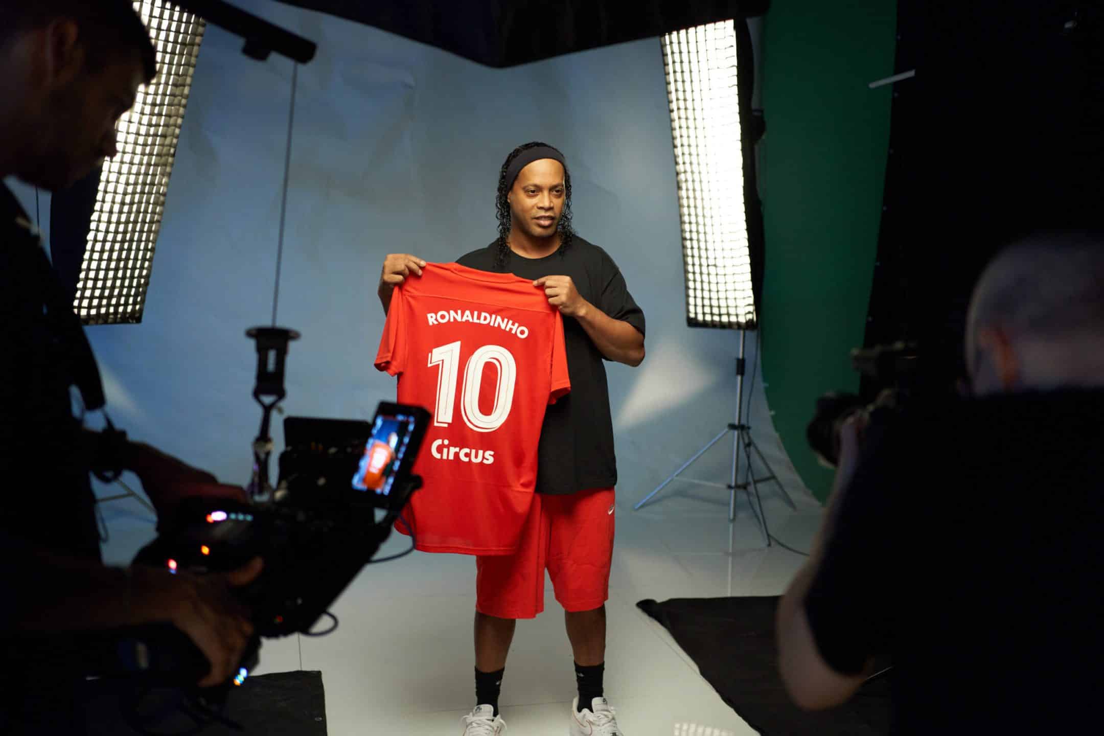 Ronaldinho komt bij Circus spelen in Nederland
